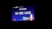 Wasit pun langsung meninjaunya lewat VAR. Dan hasilnya, Lindelof tidak dikartu merah, melainkan cuma dikartu kuning. (Foto: Catherine Ivill/Getty Images)