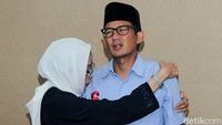 Pelukan Ibunda untuk Sandi Jelang Debat Cawapres