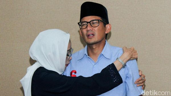 Pelukan Ibunda untuk Sandi Jelang Debat Cawapres