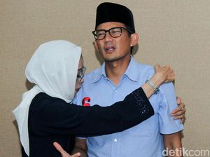 Pelukan Ibunda untuk Sandi Jelang Debat Cawapres