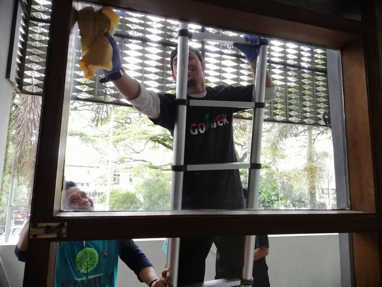 Patut Ditiru! Sopir Gojek Bersih-bersih Masjid di Bandung