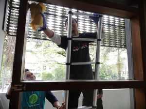 Patut Ditiru! Sopir Gojek Bersih-bersih Masjid di Bandung
