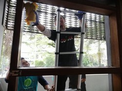 Patut Ditiru! Sopir Gojek Bersih-bersih Masjid di Bandung