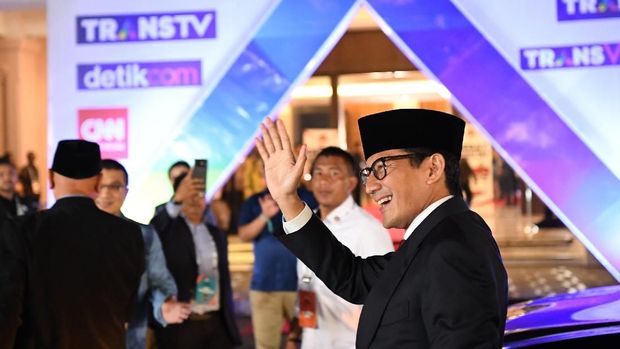 Cawapres nomor urut 02 Sandiaga Uno tiba untuk mengikuti Debat Capres Putaran Ketiga di Hotel Sultan, Jakarta, Minggu (17/3/2019).