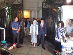 Beda Gaya Maruf Amin-Sandiaga di Debat Cawapres: Sarung Vs Setelan Jas