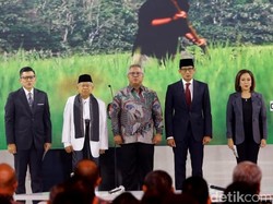Pandu Debat Cawapres, Putri Ayuningtyas Tampil Elegan dengan Blazer Abu-abu