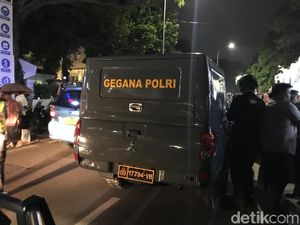 Tas Mencurigakan Diangkut Gegana, Pendukung Jokowi-Amin Lanjut Nobar Tas Mencurigakan Diangkut Gegana, Pendukung Jokowi-Amin Lanjut Nobar