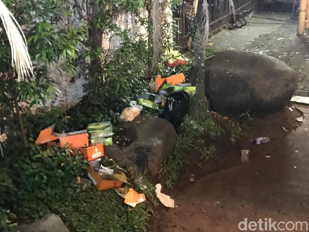 Kapolsek Menteng Cek Temuan Tas Mencurigakan di Rumah Aspirasi Jokowi Kapolsek Menteng Cek Temuan Tas Mencurigakan di Rumah Aspirasi Jokowi