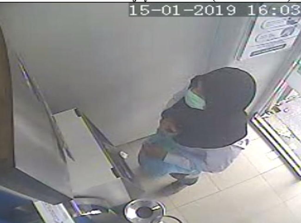 Seperti Ini Gaya Ramyadjie Priambodo Pakai Hijab Saat Bobol ATM Seperti Ini Gaya Ramyadjie Priambodo Pakai Hijab Saat Bobol ATM