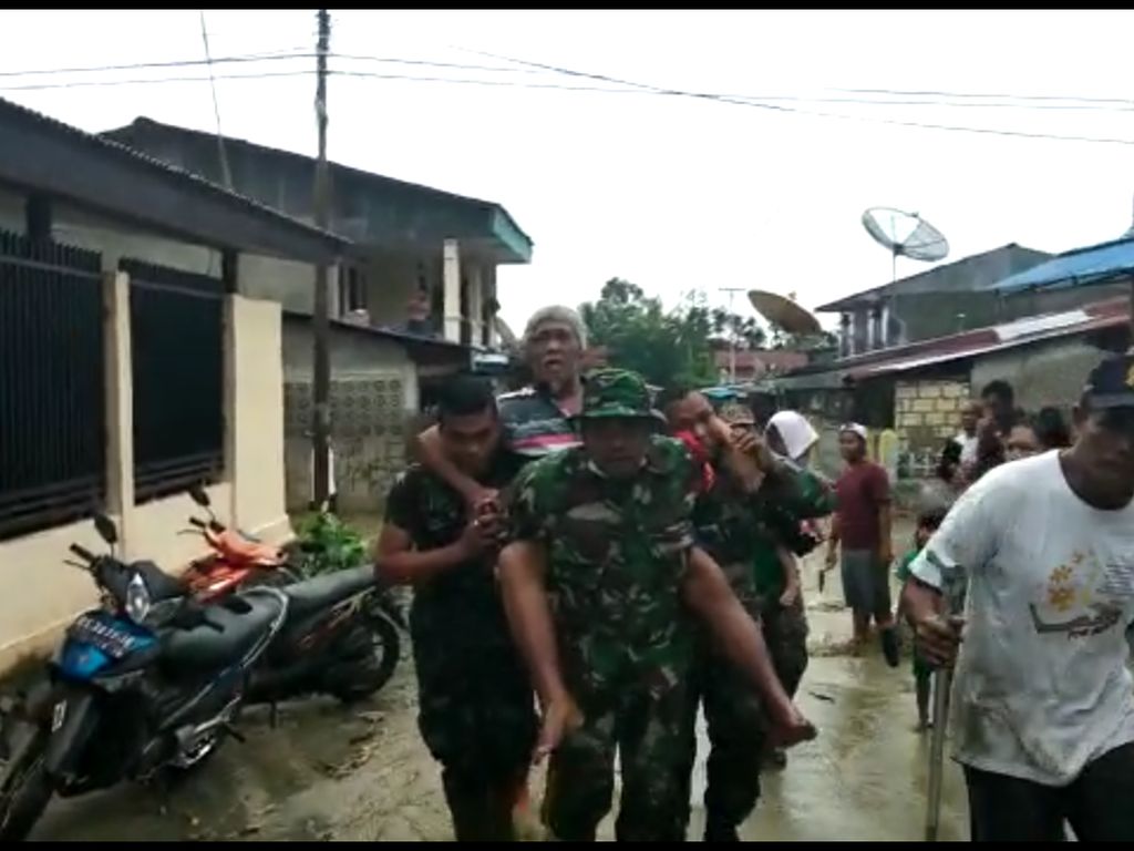 Melihat Aksi Prajurit TNI Gendong Lansia Korban Banjir Sentani