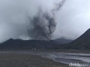 Limpasan Air Kembali Terjadi Saat Bromo Semburkan Abu Vulkanik