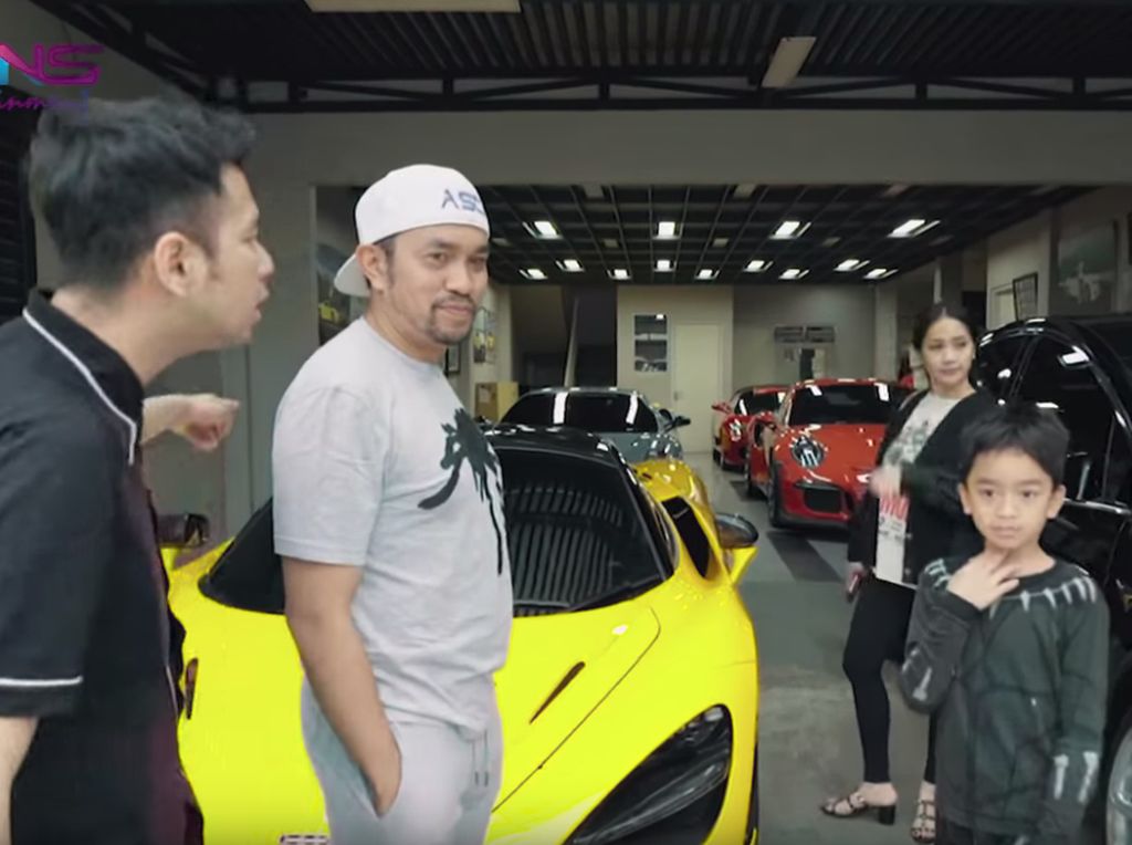 Crazy Rich Tanjung Priok Parkir Ferrari cs di Gang Sempit Crazy Rich Tanjung Priok Parkir Ferrari cs di Gang Sempit
