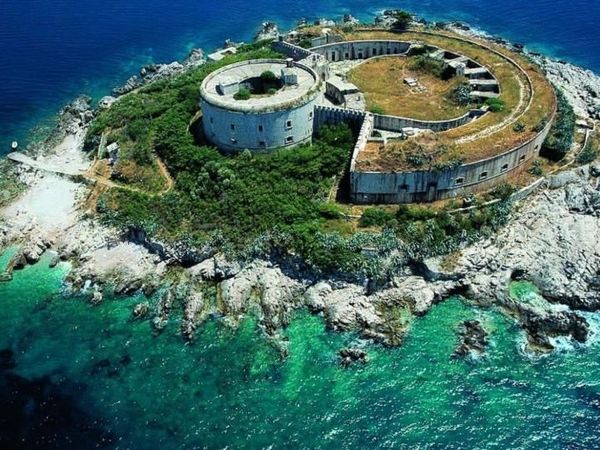 Foto: Pulau Angker Bekas Penjara yang Akan Jadi Resort Mewah