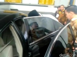 Ditanya Soal Mangkir Sidang Bansos, Wagub Uu Berlari Hindari Media