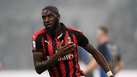 Tiemoue Bakayoko menjaga asa Milan dengan membukukan gol balasan pada menit ke-57. (Foto: Daniele Mascolo/Reuters)