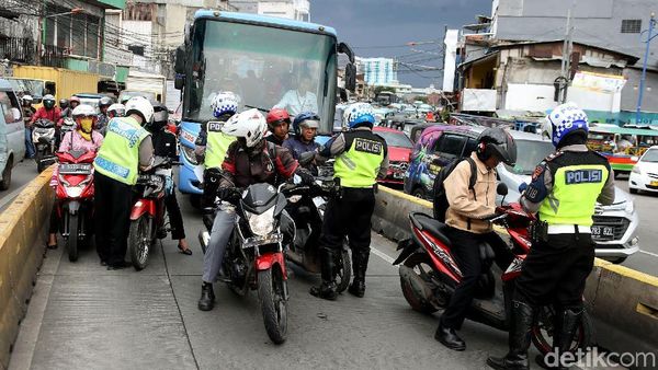 Terobos Jalur Busway di Jatinegara Puluhan Pemotor Ditilang