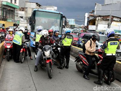 Terobos Jalur Busway di Jatinegara Puluhan Pemotor Ditilang