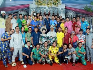 Ada Alasan Kocak Para Pemuda Viral Ini Pakai Piyama di Kondangan Teman