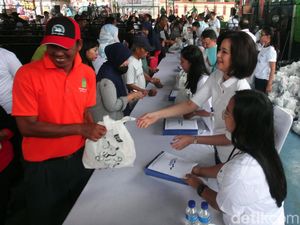 Senyum Bahagia Warga Depok Dapat Paket Sembako Murah