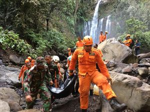 Update Longsor Air Terjun NTB: 3 Tewas dan Seluruh Turis Sudah Dievakuasi Update Longsor Air Terjun NTB: 3 Tewas dan Seluruh Turis Sudah Dievakuasi