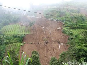 Jalur Wisata Solo-Selo-Borobudur Amblas Setelah Hujan Deras