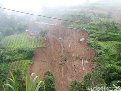 Jalur Wisata Solo-Selo-Borobudur Amblas Setelah Hujan Deras