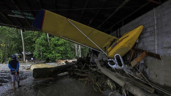 Pesawat dan Mobil Rusak Akibat Banjir Bandang di Papua