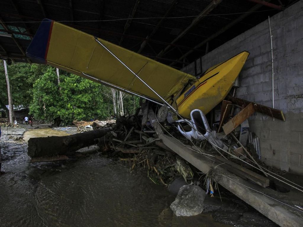 Pesawat dan Mobil Rusak Akibat Banjir Bandang di Papua