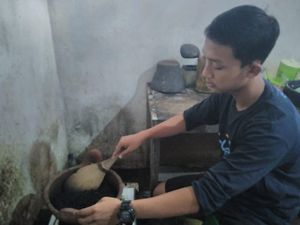 Bukan dari Biji Kopi, Kopi Kreasi Pelajar Ini dari Biji Kedelai Hitam