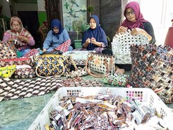 Cerita Emak-emak Sidoarjo yang Daur Ulang Sampah Bungkus Kopi