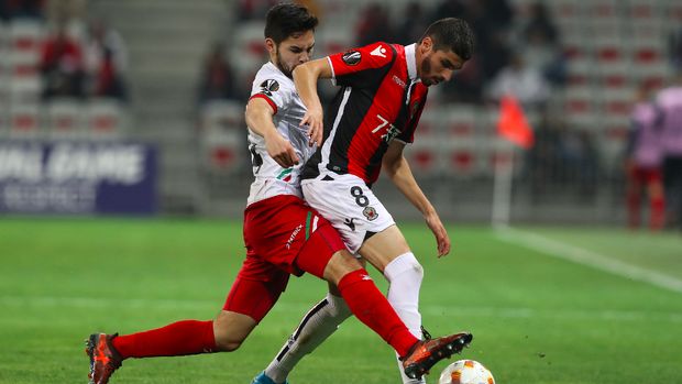 Sandy Walsh (kiri) Essevee's Sandy Walsh (L) vies with Nice's french midfielder Pierre Lees-Melou (R) during the UEFA Europa League football match between OGC Nice vs SV Zulte Waregem on November 23, 2017 at the