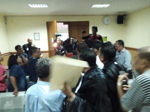 Berakhir Ricuh, Pembunuh Sekeluarga di Bekasi Dipukul Usai Sidang