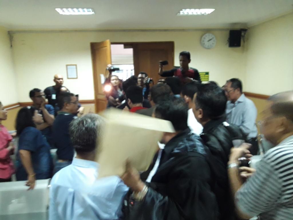 Berakhir Ricuh, Pembunuh Sekeluarga di Bekasi Dipukul Usai Sidang Berakhir Ricuh, Pembunuh Sekeluarga di Bekasi Dipukul Usai Sidang