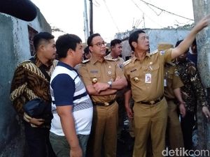 Didampingi Walkot Jakbar, Anies Kunjungi Korban Kebakaran Tamansari