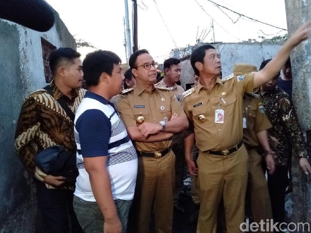 Didampingi Walkot Jakbar, Anies Kunjungi Korban Kebakaran Tamansari Didampingi Walkot Jakbar, Anies Kunjungi Korban Kebakaran Tamansari