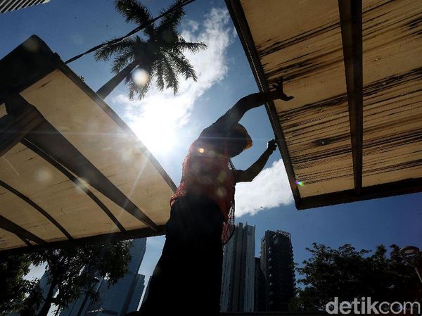 Potret Petugas Bongkar Halte Bus Lama di Sudirman-Thamrin