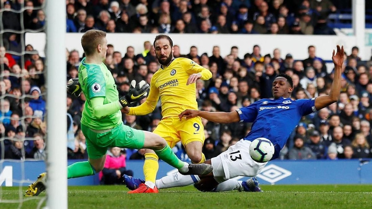 Aksi pada babak pertama Everton vs Chelsea. (Foto: Jason Cairnduff/Action Images via Reuters)