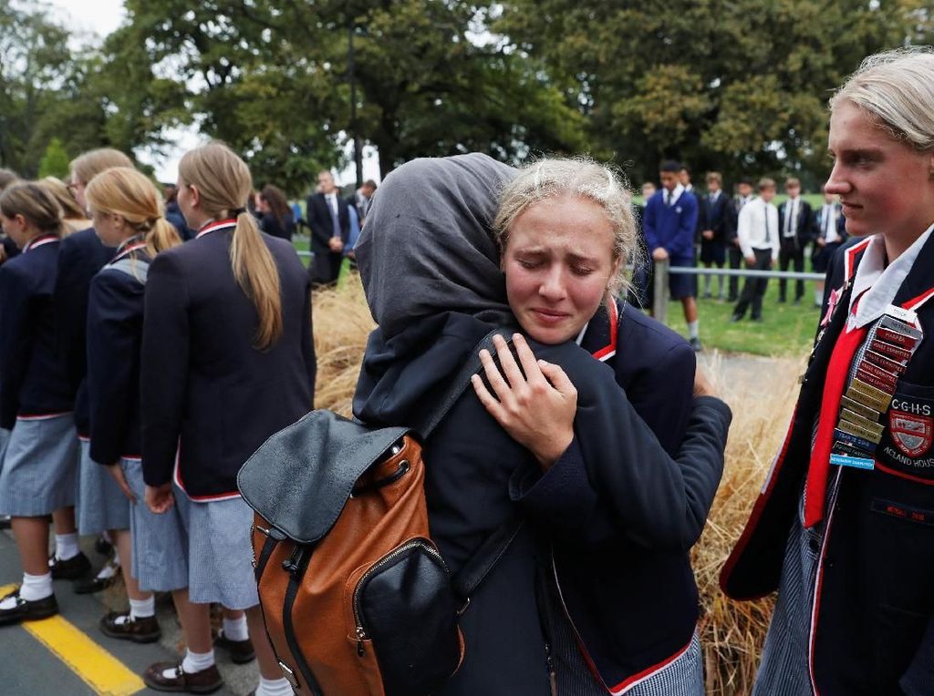 Pelukan Hangat untuk Keluarga Korban Penembakan di Selandia Baru