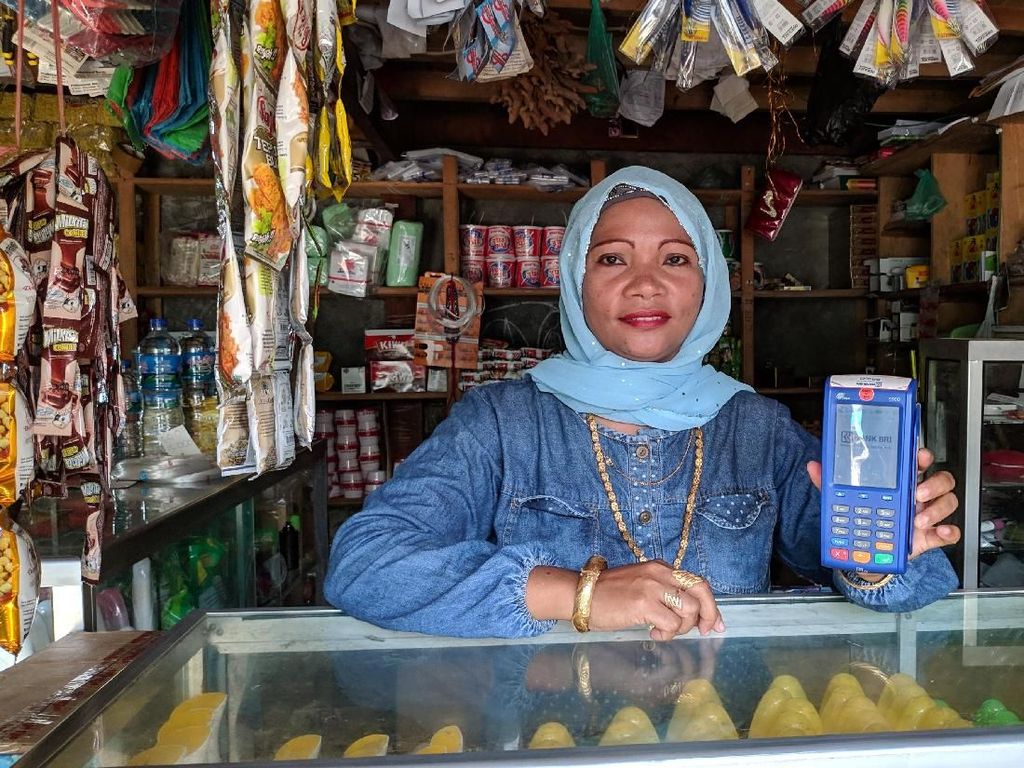 Cerita Pemilik Warung Naik Haji Setelah Jadi Agen BRILink Cerita Pemilik Warung Naik Haji Setelah Jadi Agen BRILink