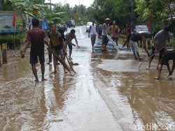 Banjir di Purworejo Surut, Warga Gotong Royong Bersihkan Lingkungan