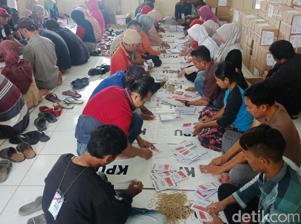 Bawaslu Catat 156 Ribu Lebih Surat Suara Pemilu Rusak di Jabar Bawaslu Catat 156 Ribu Lebih Surat Suara Pemilu Rusak di Jabar