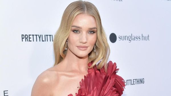 Standout! Penampilan Rosie Huntington-Whiteley dengan Dress Merah