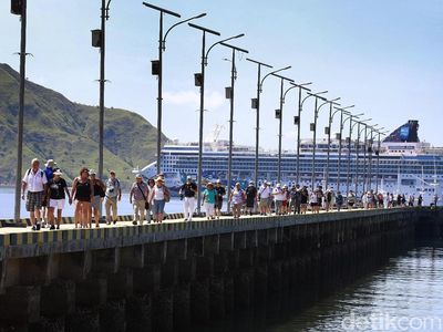 Geliat Terkini Turis Kapal Pesiar di Pulau Komodo