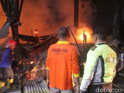 Puluhan Kios di Pasar Legi Jombang Terbakar