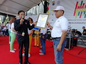 Gelar Layanan SIM Keliling 72 Jam Nonstop di MRSF, Polda Kalsel Raih MURI