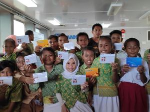 Gemasnya Anak-anak SD Kerubuti Bank Apung Buat Nabung