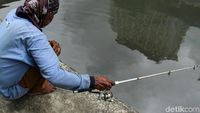 Aksi Warga Ramai-ramai Mancing Ikan di Kali Gunung Sahari