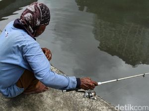 Aksi Warga Ramai-ramai Mancing Ikan di Kali Gunung Sahari