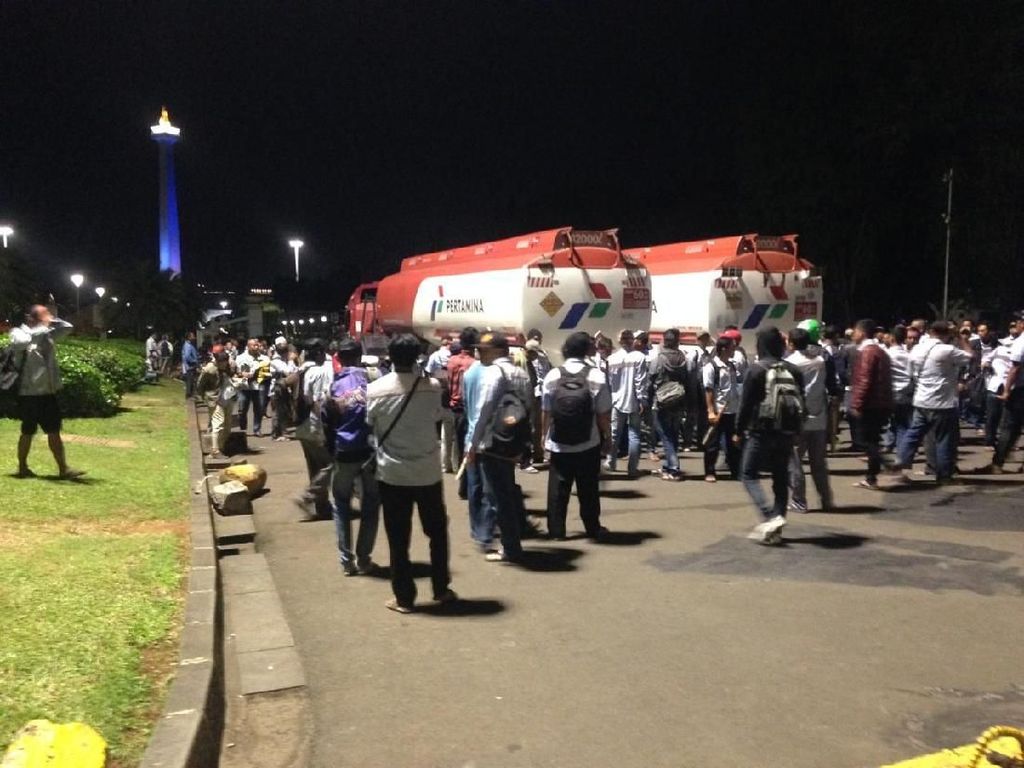 Penjelasan Massa Aksi soal Penyanderaan Mobil Tangki Pertamina di Istana Penjelasan Massa Aksi soal Penyanderaan Mobil Tangki Pertamina di Istana