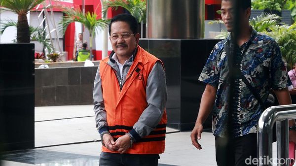 Diperiksa Sebagai Tersangka, Sibron Azis Tersenyum